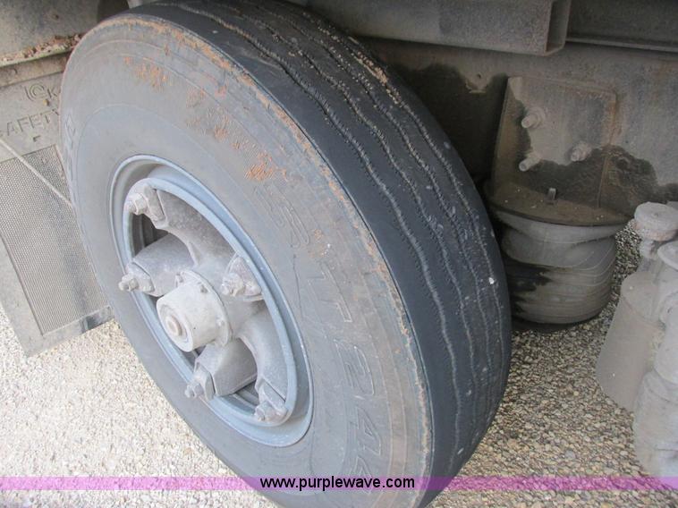 image for item L3842 1999 International 2674 dump truck