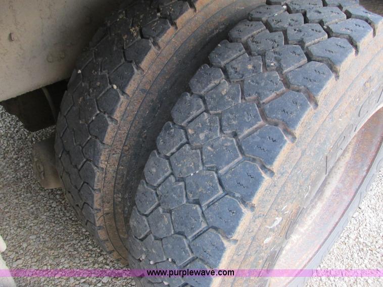 image for item L3842 1999 International 2674 dump truck