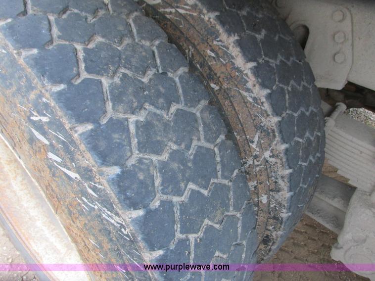 image for item L3842 1999 International 2674 dump truck