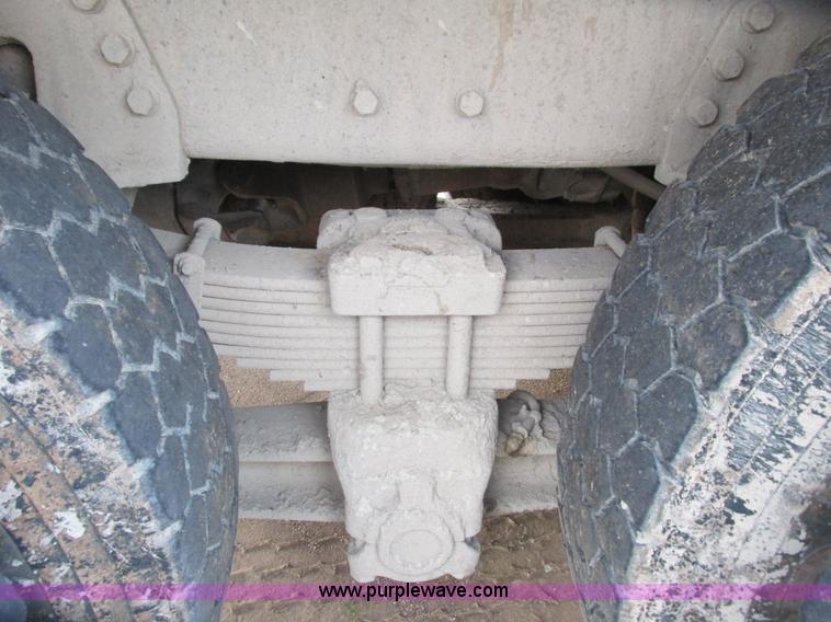 image for item L3842 1999 International 2674 dump truck