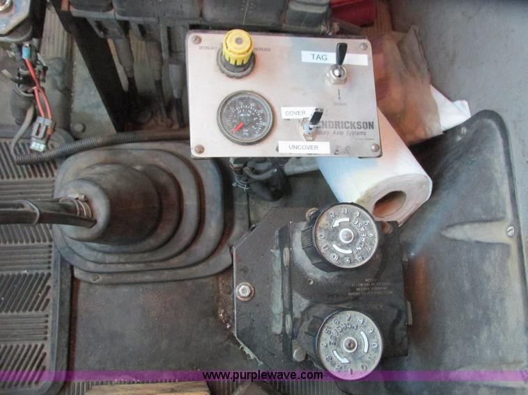 image for item L3842 1999 International 2674 dump truck