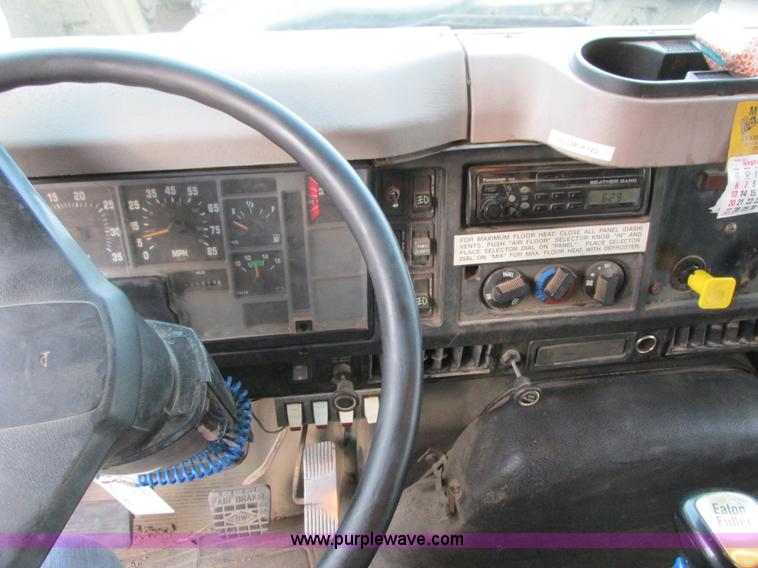 image for item L3842 1999 International 2674 dump truck