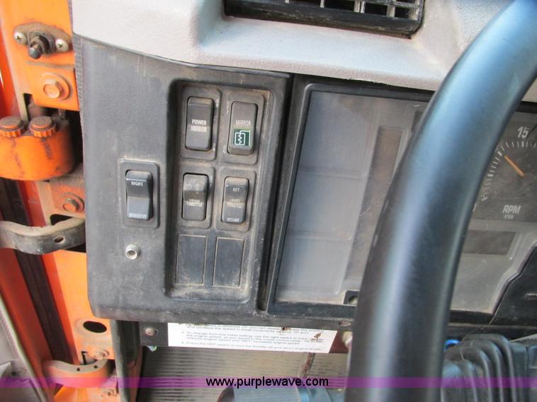 image for item L3842 1999 International 2674 dump truck