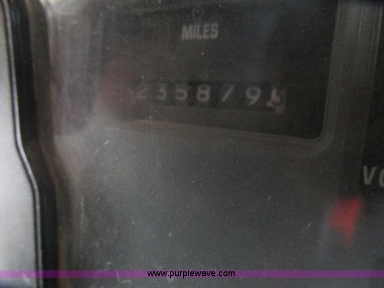 image for item L3842 1999 International 2674 dump truck