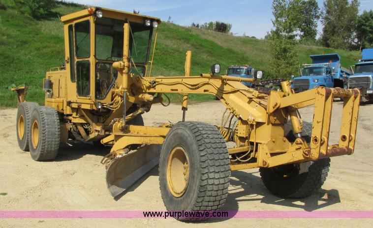 image for item L3843 1982 Caterpillar 140G motor grader