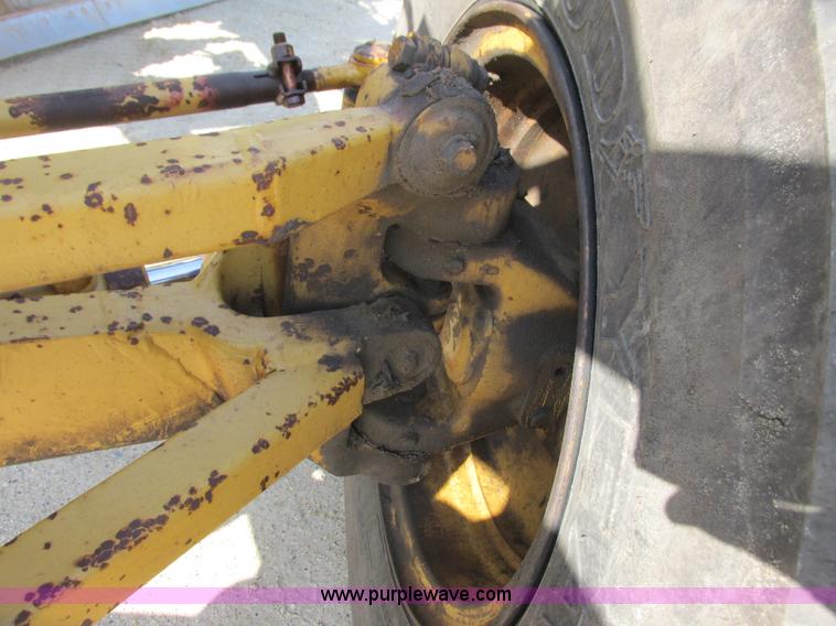 image for item L3843 1982 Caterpillar 140G motor grader
