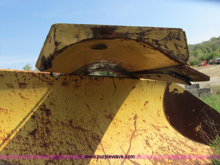 image for item L3843 1982 Caterpillar 140G motor grader