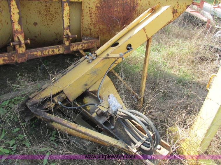 image for item L3843 1982 Caterpillar 140G motor grader
