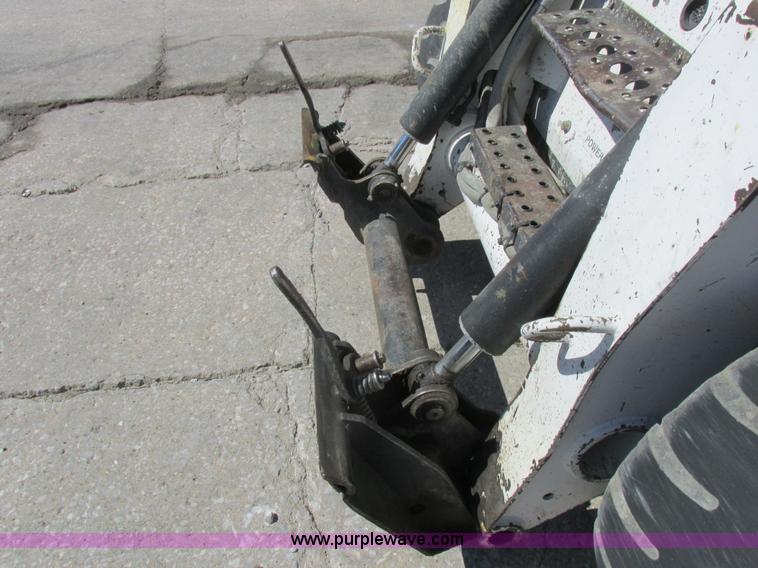 image for item L4102 2006 Bobcat S220 skid steer