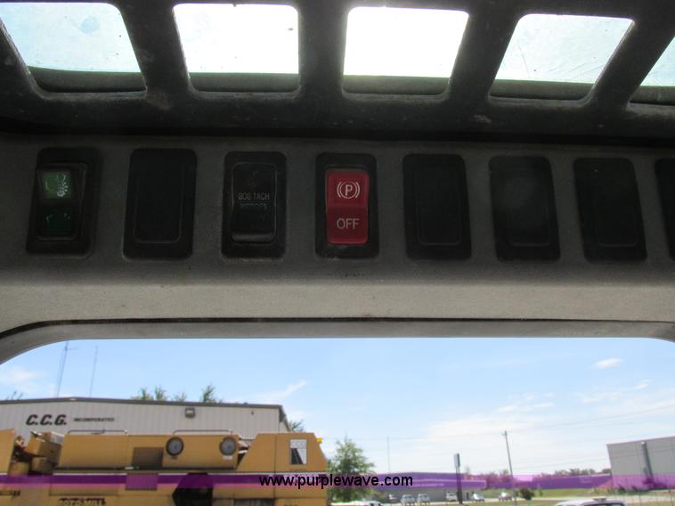 image for item L4102 2006 Bobcat S220 skid steer