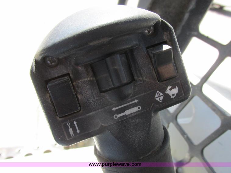 image for item L4102 2006 Bobcat S220 skid steer