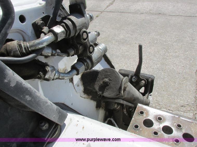 image for item L4102 2006 Bobcat S220 skid steer