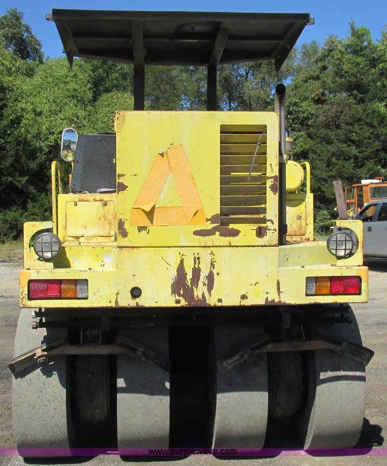 image for item L5287 Sakai TW100 vibratory single drum roller