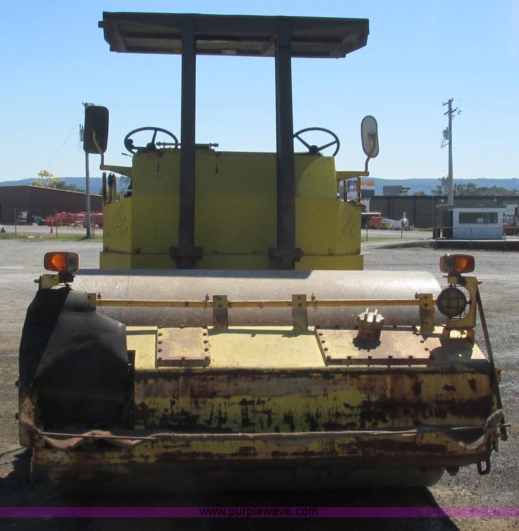 image for item L5287 Sakai TW100 vibratory single drum roller