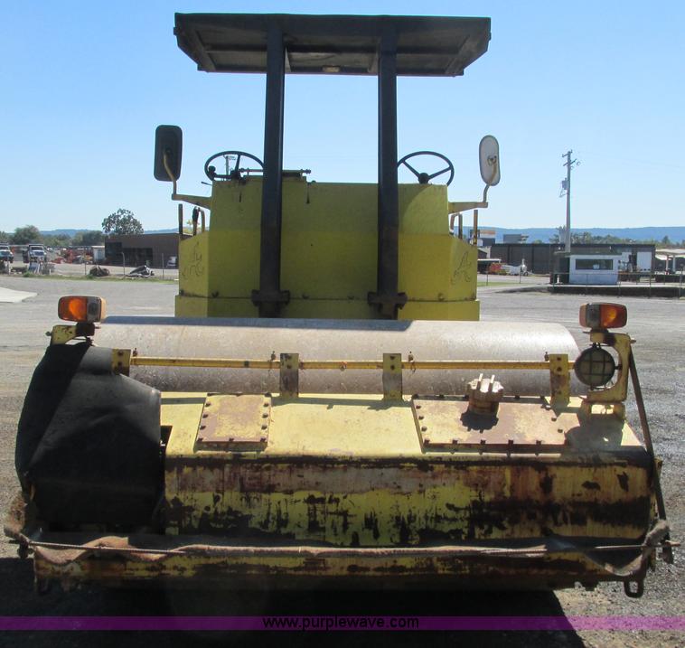 image for item L5287 Sakai TW100 vibratory single drum roller