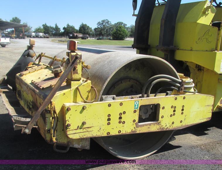 image for item L5287 Sakai TW100 vibratory single drum roller