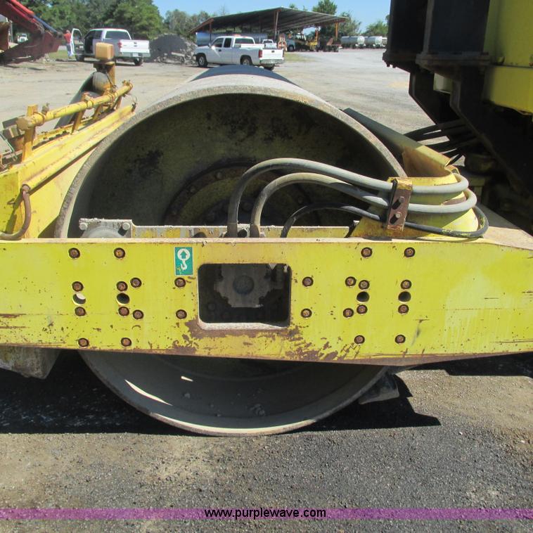 image for item L5287 Sakai TW100 vibratory single drum roller