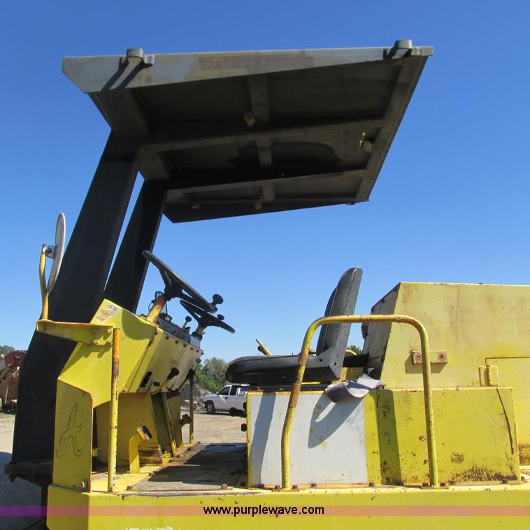 image for item L5287 Sakai TW100 vibratory single drum roller