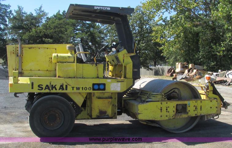 image for item L5287 Sakai TW100 vibratory single drum roller