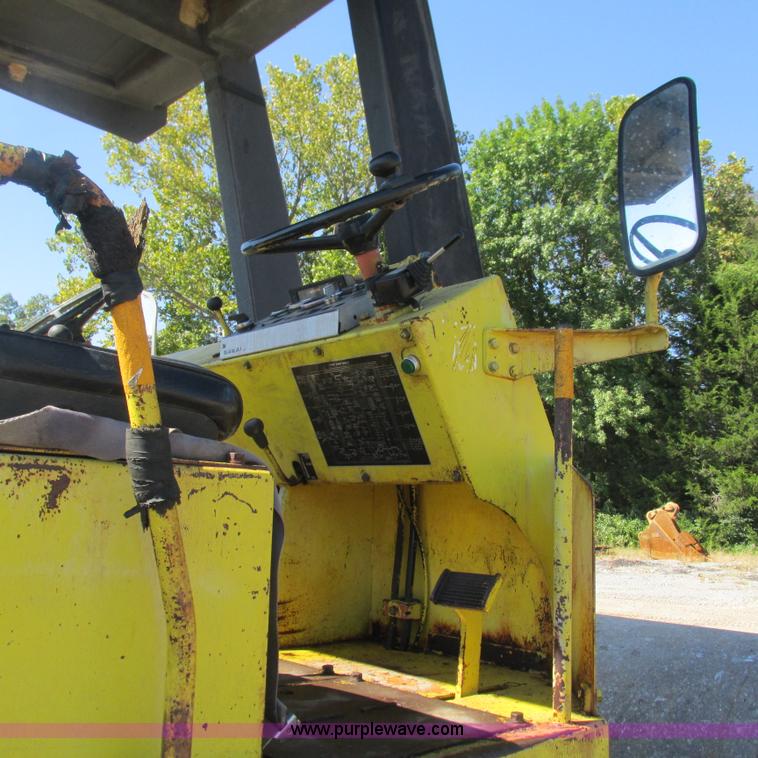 image for item L5287 Sakai TW100 vibratory single drum roller