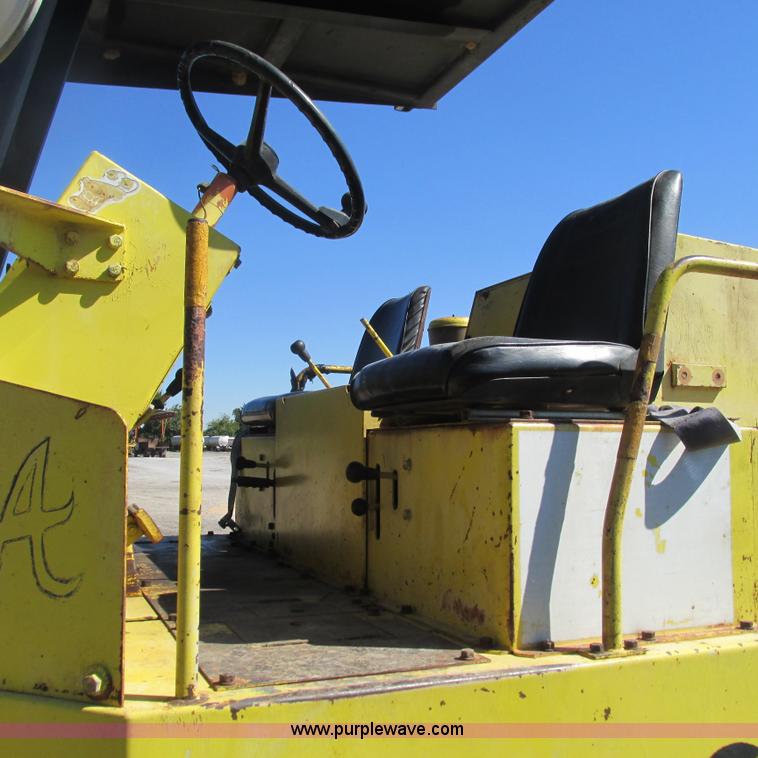 image for item L5287 Sakai TW100 vibratory single drum roller