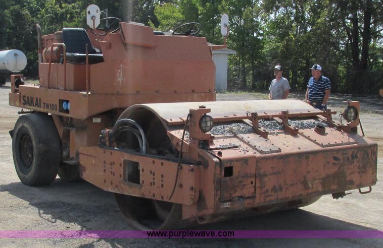 image for item L5293 Sakai TW100 vibratory single drum roller