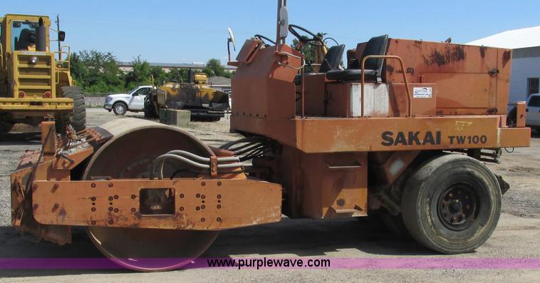 image for item L5293 Sakai TW100 vibratory single drum roller