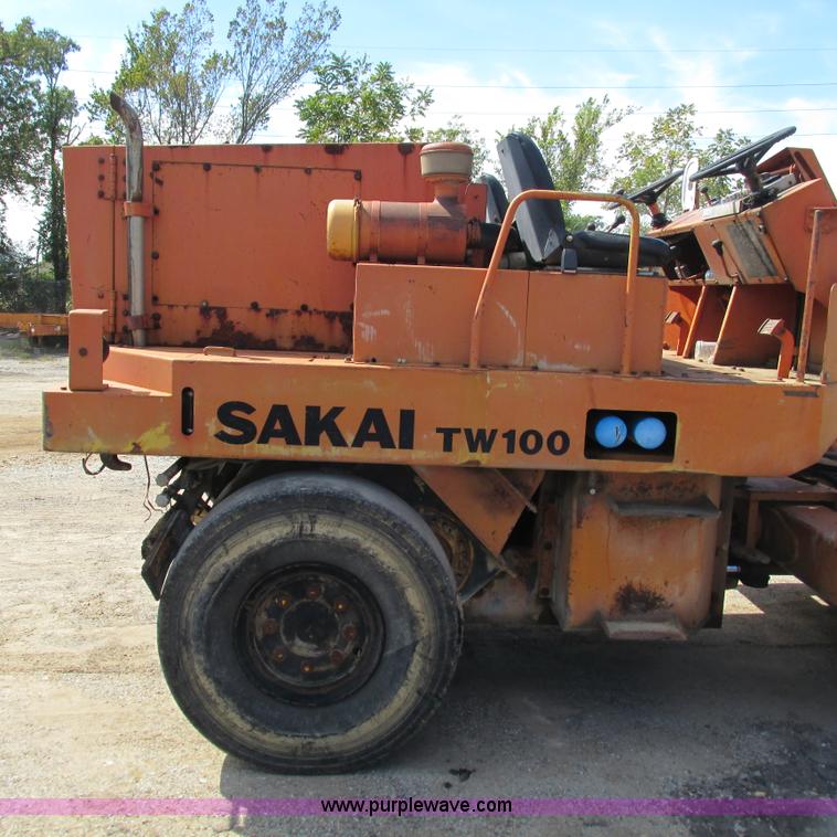 image for item L5293 Sakai TW100 vibratory single drum roller
