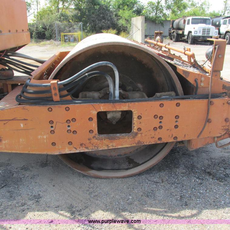 image for item L5293 Sakai TW100 vibratory single drum roller