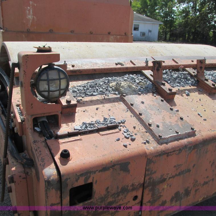 image for item L5293 Sakai TW100 vibratory single drum roller