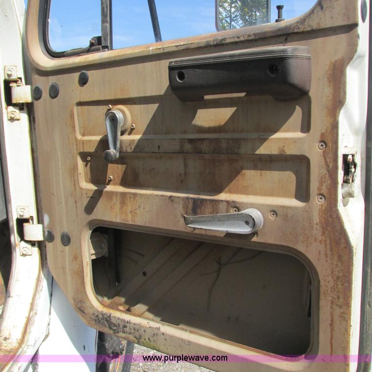 image for item L5296 1981 International oil distribution truck