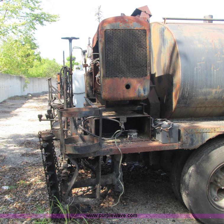 image for item L5296 1981 International oil distribution truck