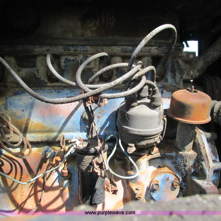 image for item L5296 1981 International oil distribution truck