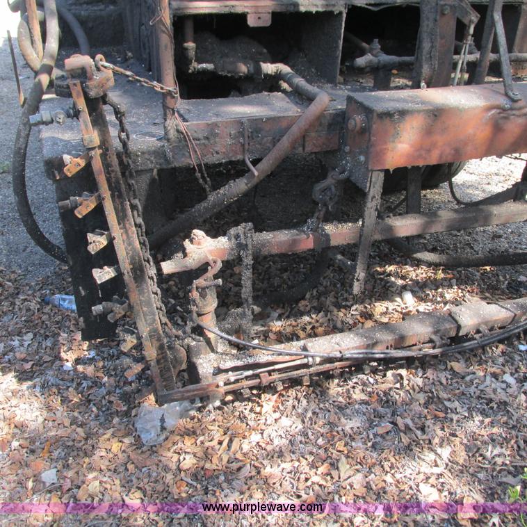 image for item L5296 1981 International oil distribution truck