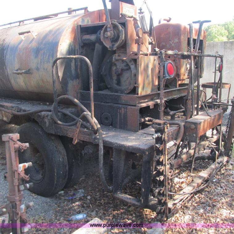 image for item L5296 1981 International oil distribution truck