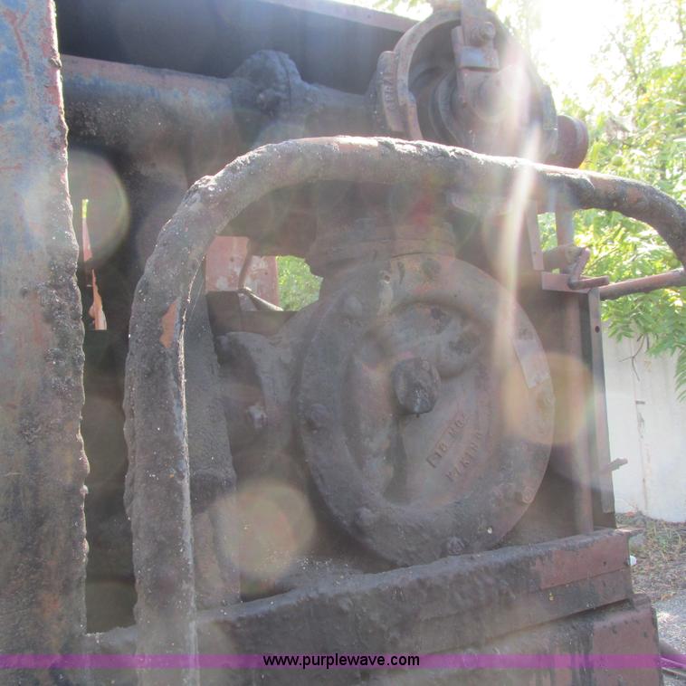 image for item L5296 1981 International oil distribution truck