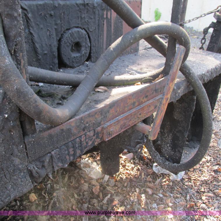 image for item L5296 1981 International oil distribution truck