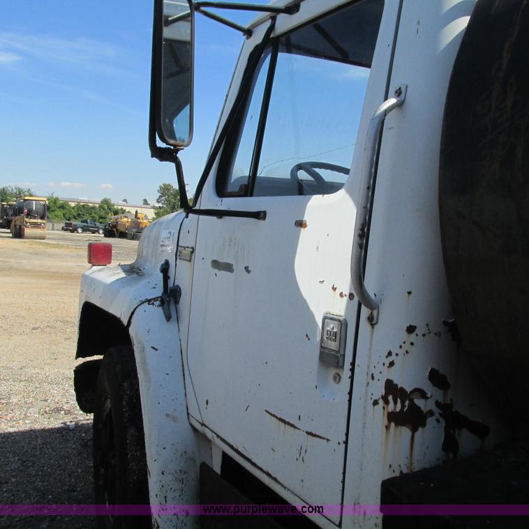 image for item L5296 1981 International oil distribution truck