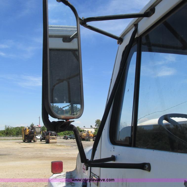 image for item L5296 1981 International oil distribution truck