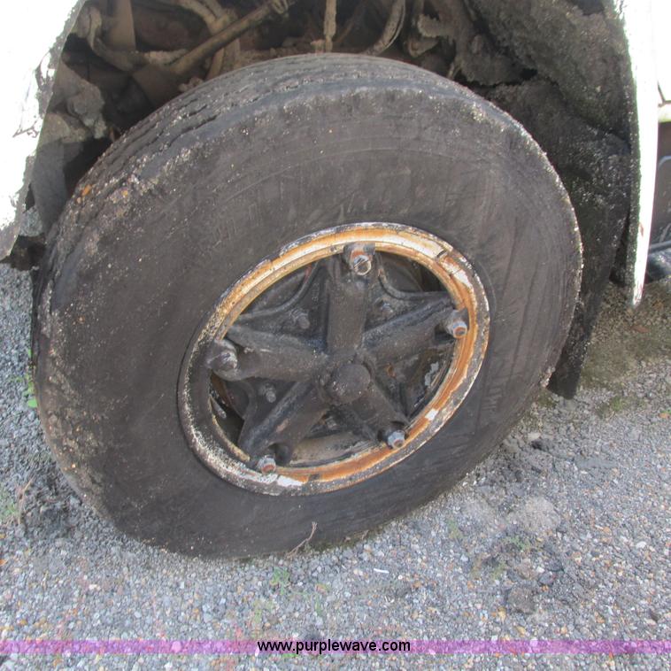 image for item L5296 1981 International oil distribution truck