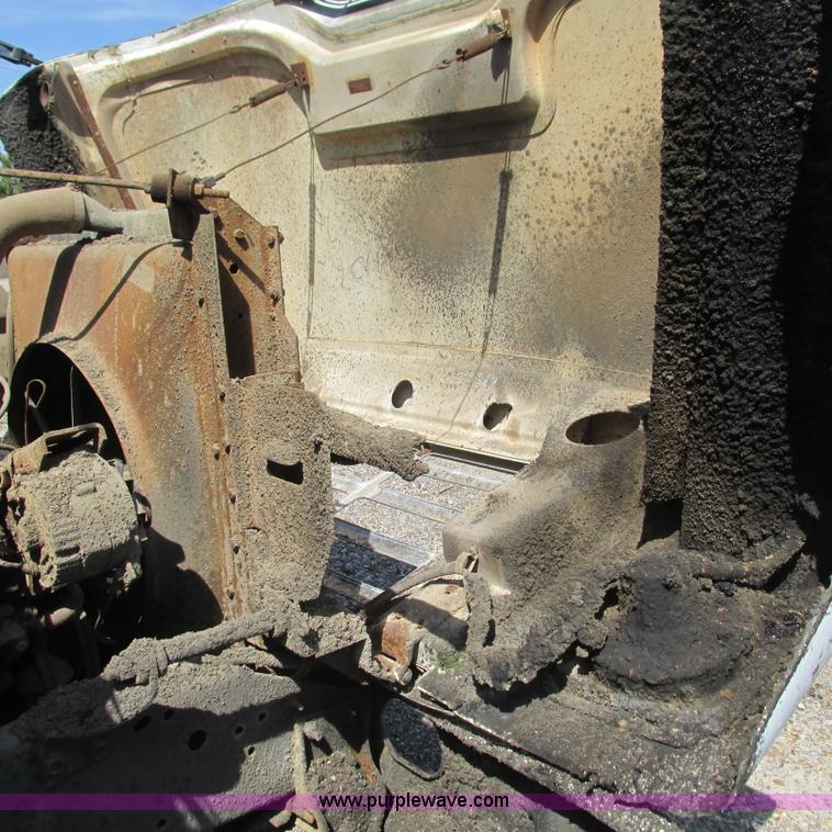 image for item L5296 1981 International oil distribution truck