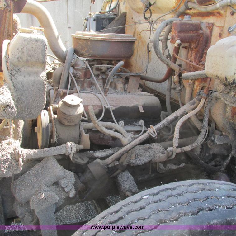 image for item L5296 1981 International oil distribution truck