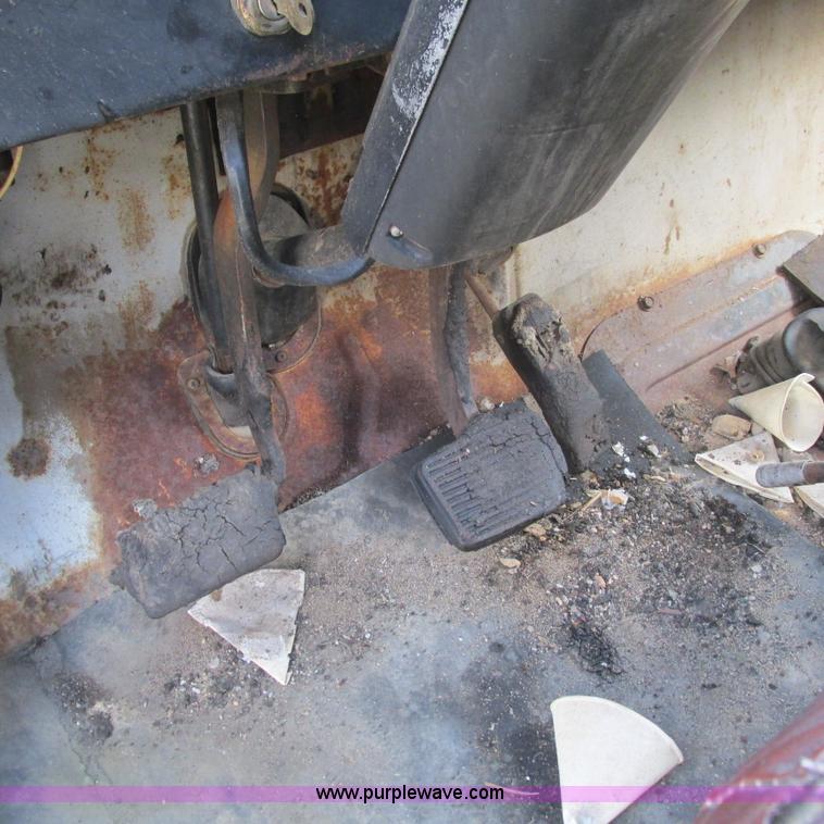 image for item L5296 1981 International oil distribution truck