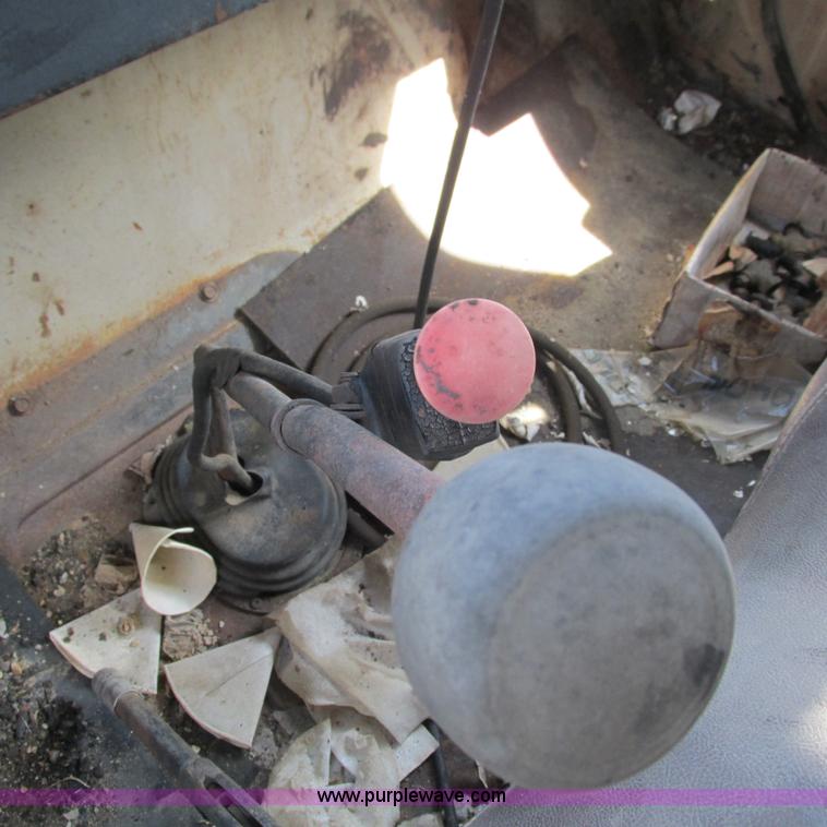 image for item L5296 1981 International oil distribution truck