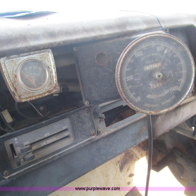 image for item L5296 1981 International oil distribution truck