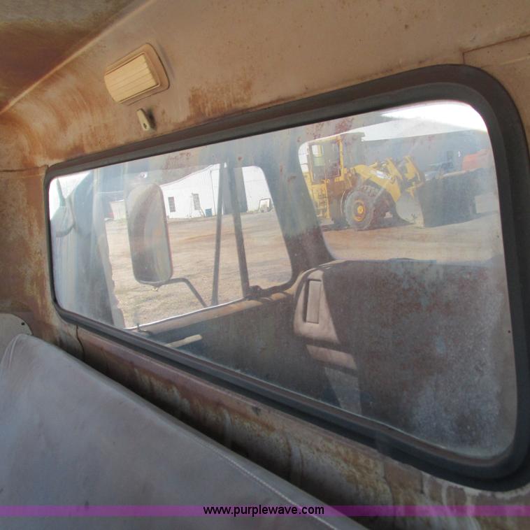 image for item L5296 1981 International oil distribution truck