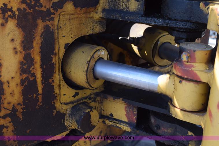 image for item L5900 1995 Vermeer V4150 trencher