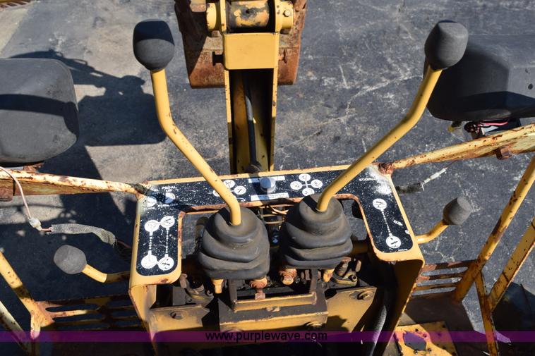 image for item L5900 1995 Vermeer V4150 trencher