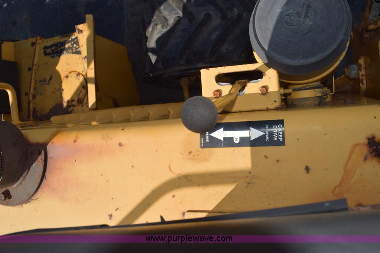 image for item L5900 1995 Vermeer V4150 trencher