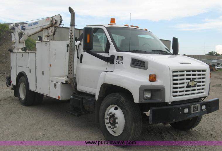 image for item L6317 2004 Chevrolet C7500 service truck with crane